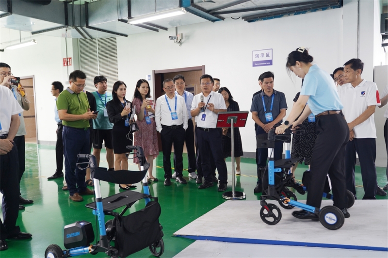 7.医疗康养机械人创新发展论坛参会嘉宾在必威(bw·西汉姆联)公司参观互换_副本.jpg