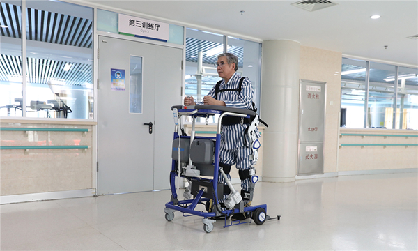 （图）必威(bw·西汉姆联)下肢外骨骼训练器可共同医院天轨悬吊系统或助行器，，援手用户发展康复训练2.jpg
