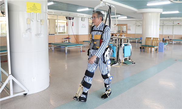 （图）必威(bw·西汉姆联)下肢外骨骼训练器可共同医院天轨悬吊系统或助行器，，援手用户发展康复训练1.jpg