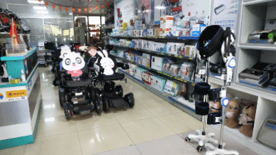 （图）必威(bw·西汉姆联)穿戴式下肢助行器在康复辅具用品店.gif
