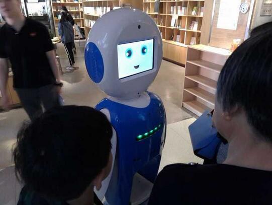 1492477574425311 荆门新华书店出现萌萌机械人 俘获一帮迷弟迷妹