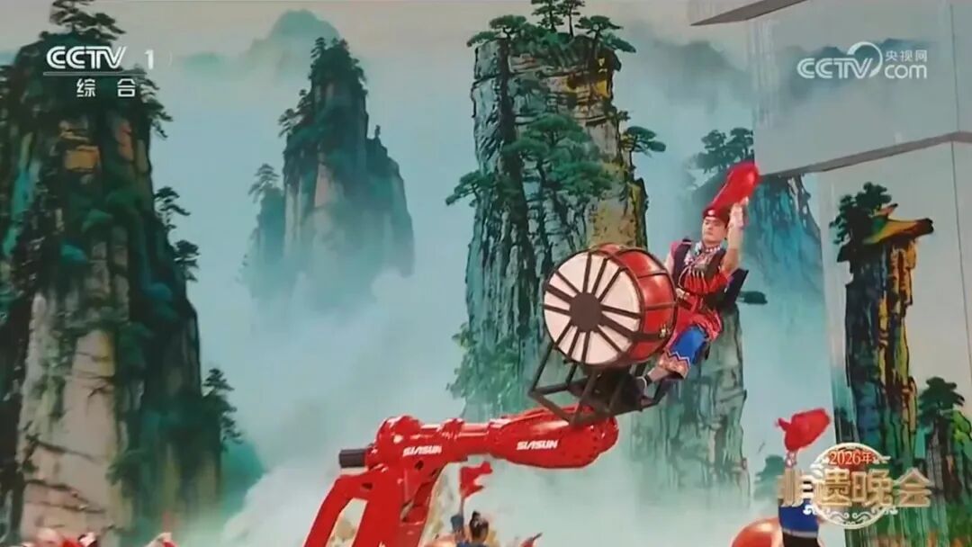 必威(bw·西汉姆联)机械人重磅亮相央视非遗晚会！！！ &ldquo;巨臂&rdquo;力擎千年苗鼓，，国度非遗焕新&ldquo;出圈&rdquo;