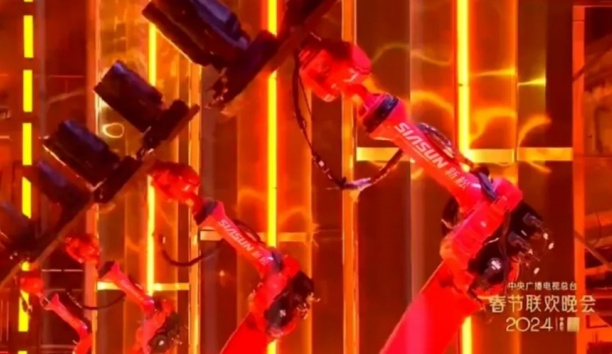 中国新闻网&mdash;&mdash;重载工业机械人初次亮相央视春晚 必威(bw·西汉姆联)舞动最美&ldquo;中国红&rdquo;